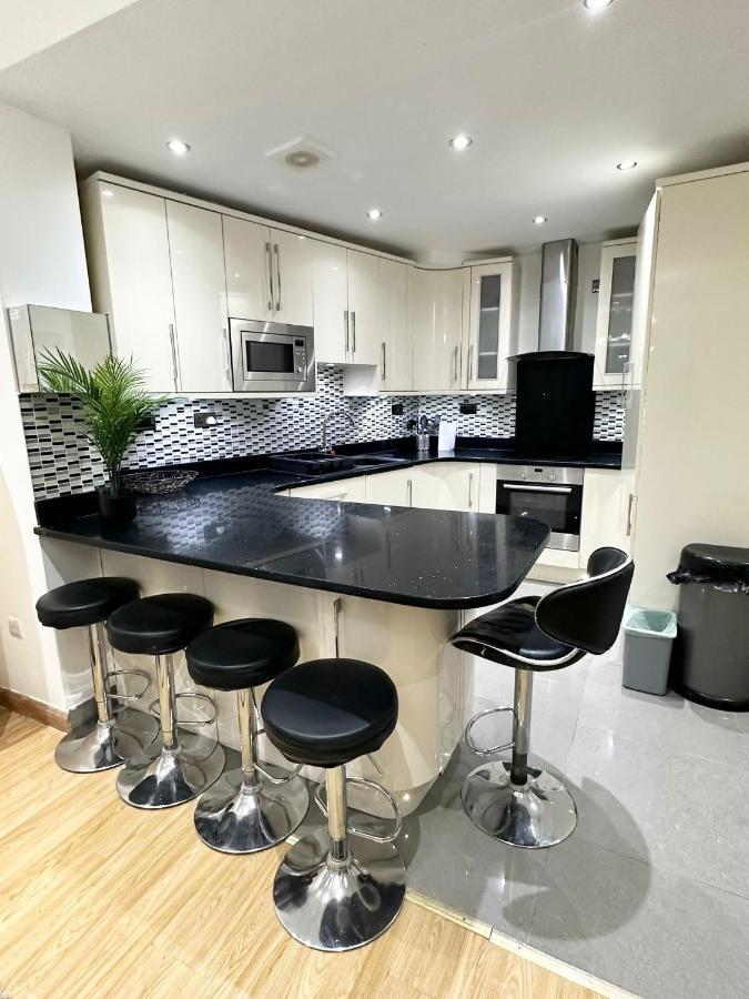London Charm - Comfortable Room In Spacious House Luaran gambar