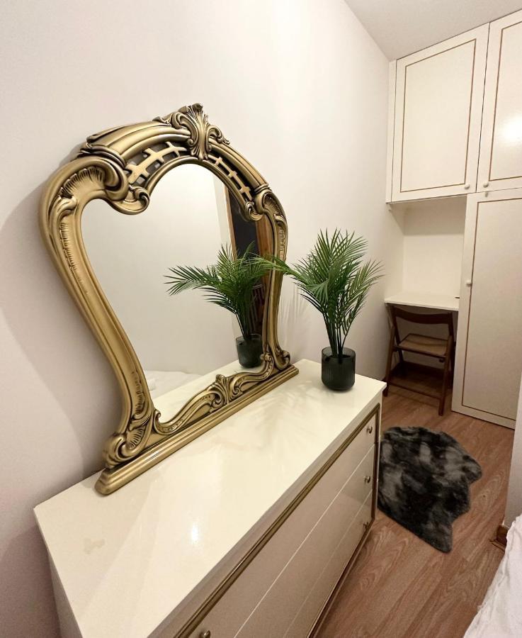London Charm - Comfortable Room In Spacious House Luaran gambar