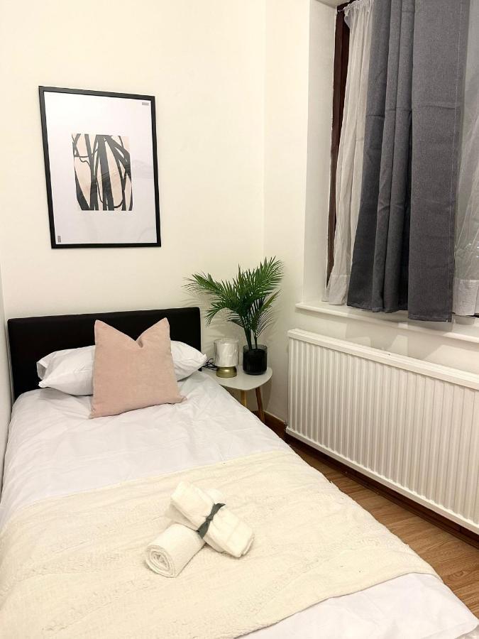 London Charm - Comfortable Room In Spacious House Luaran gambar