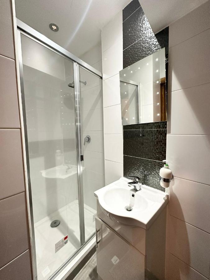 London Charm - Comfortable Room In Spacious House Luaran gambar
