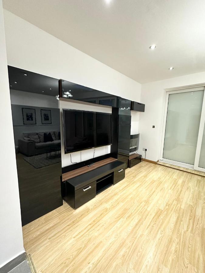 London Charm - Comfortable Room In Spacious House Luaran gambar